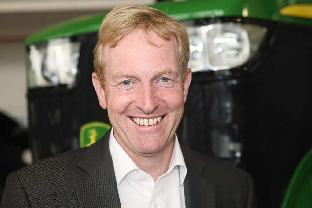 JOHN DEERE ANNOUNCES MANAGEMENT CHANGES